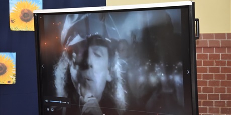 Powiększ grafikę: Screen ekranu podczas pokazu utworu zespołu Scorpions "Wind of the change"