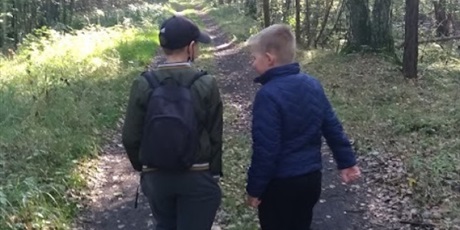 Powiększ grafikę: Dwoje chłopców idzie leśną śeicżką