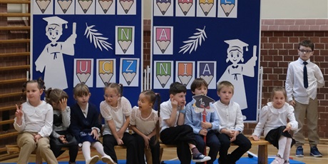 Powiększ grafikę: dzien-nauczyciela-i-pasowanie-na-ucznia-717959.jpg