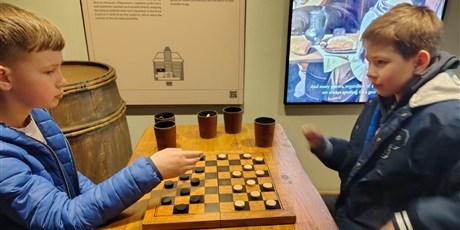 Powiększ grafikę: klasa-iv-a-zwiedza-zabytkowy-zuraw-684073.jpg