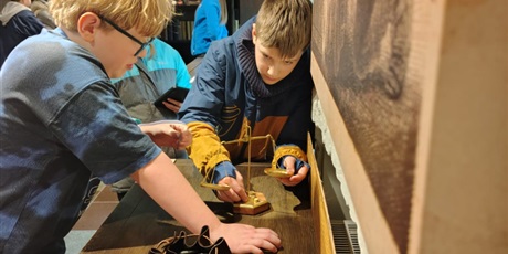 Powiększ grafikę: klasa-iv-a-zwiedza-zabytkowy-zuraw-684074.jpg