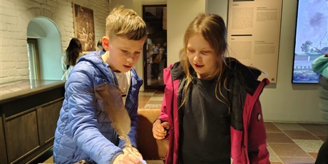 Powiększ grafikę: klasa-iv-a-zwiedza-zabytkowy-zuraw-684076.jpg