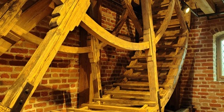 Powiększ grafikę: klasa-iv-a-zwiedza-zabytkowy-zuraw-684078.jpg