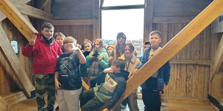 Powiększ grafikę: klasa-iv-a-zwiedza-zabytkowy-zuraw-684079.jpg