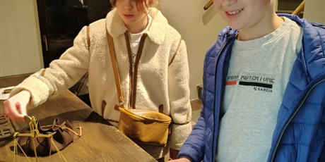 Powiększ grafikę: klasa-iv-a-zwiedza-zabytkowy-zuraw-684081.jpg