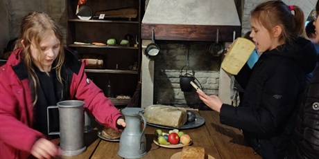 Powiększ grafikę: klasa-iv-a-zwiedza-zabytkowy-zuraw-684083.jpg