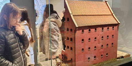 Powiększ grafikę: klasa-iv-a-zwiedza-zabytkowy-zuraw-684084.jpg