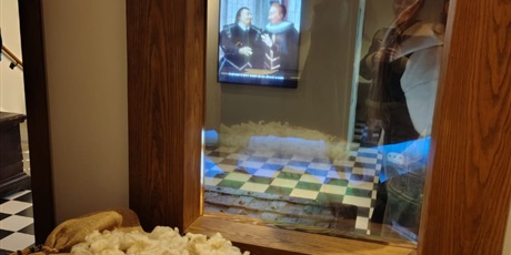 Powiększ grafikę: klasa-iv-a-zwiedza-zabytkowy-zuraw-684086.jpg