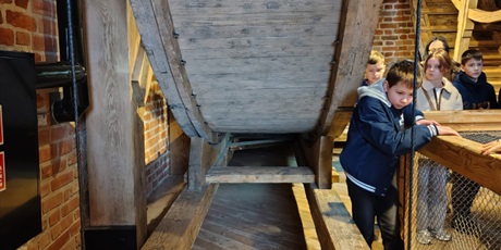 Powiększ grafikę: klasa-iv-a-zwiedza-zabytkowy-zuraw-684088.jpg