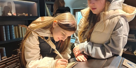 Powiększ grafikę: klasa-iv-a-zwiedza-zabytkowy-zuraw-684089.jpg