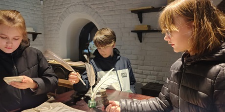 Powiększ grafikę: klasa-iv-a-zwiedza-zabytkowy-zuraw-684090.jpg