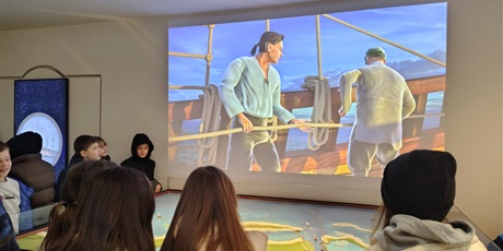 Powiększ grafikę: klasa-iv-a-zwiedza-zabytkowy-zuraw-684093.jpg