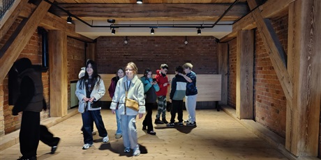 Powiększ grafikę: klasa-iv-a-zwiedza-zabytkowy-zuraw-684096.jpg