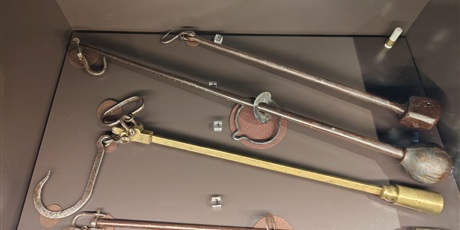 Powiększ grafikę: klasa-iv-a-zwiedza-zabytkowy-zuraw-684098.jpg