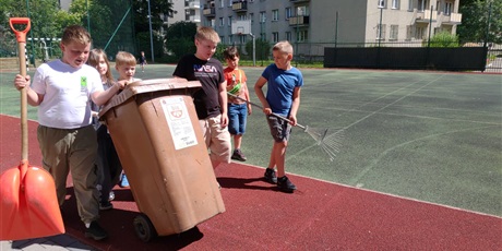 Powiększ grafikę: lubimy-pomagac-i-dbamy-o-zielony-teren-naszej-szkoly-704351.jpg