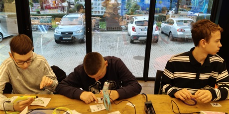 Powiększ grafikę: mobilne-laboratorium-mlodych-odkrywcow-646567.jpg