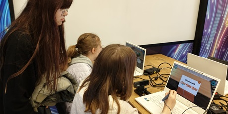 Powiększ grafikę: mobilne-laboratorium-mlodych-odkrywcow-646575.jpg