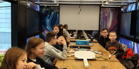 Powiększ grafikę: mobilne-laboratorium-mlodych-odkrywcow-646577.jpg