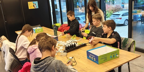 Powiększ grafikę: mobilne-laboratorium-mlodych-odkrywcow-646609.jpg