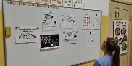 Powiększ grafikę: przemoc-odbiera-dzieciom-moc-716690.jpg