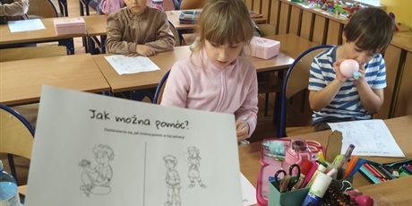 Powiększ grafikę: przemoc-odbiera-dzieciom-moc-716701.jpg