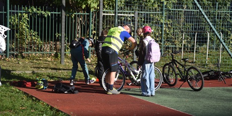 Powiększ grafikę: rowerem-w-droge-uczymy-sie-bezpieczenstwa-w-praktyce-715162.jpg