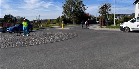 Powiększ grafikę: rowerem-w-droge-uczymy-sie-bezpieczenstwa-w-praktyce-715176.jpg
