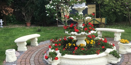 Powiększ grafikę: Kompozycja kwiatowa na fontannie