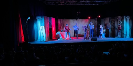 Powiększ grafikę: wyjscie-do-teatru-na-spektakl-w-krainie-mitow-688412.jpg