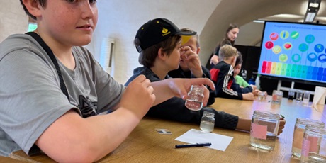 Powiększ grafikę: wyjscie-klasy-iv-b-do-hewelianum-695784.jpg