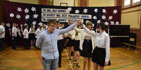 Powiększ grafikę: zakonczenie-roku-szkolnego-2020-2021-282523.jpg