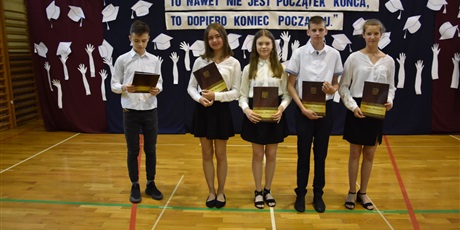 Powiększ grafikę: zakonczenie-roku-szkolnego-2020-2021-282550.jpg