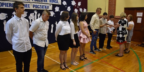 Powiększ grafikę: zakonczenie-roku-szkolnego-2020-2021-282551.jpg