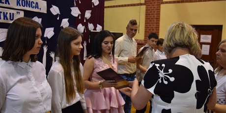 Powiększ grafikę: zakonczenie-roku-szkolnego-2020-2021-282552.jpg