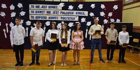 Powiększ grafikę: zakonczenie-roku-szkolnego-2020-2021-282554.jpg