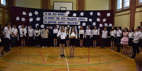 Powiększ grafikę: zakonczenie-roku-szkolnego-2020-2021-282561.jpg