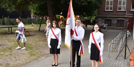 Powiększ grafikę: zakonczenie-roku-szkolnego-2020-2021-285309.jpg