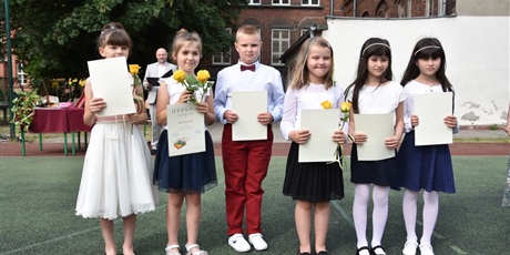 Powiększ grafikę: zakonczenie-roku-szkolnego-2020-2021-285314.jpg