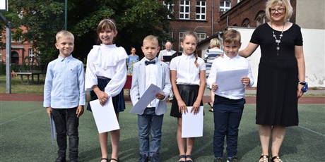 Powiększ grafikę: zakonczenie-roku-szkolnego-2020-2021-285315.jpg