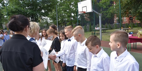 Powiększ grafikę: zakonczenie-roku-szkolnego-2020-2021-285317.jpg