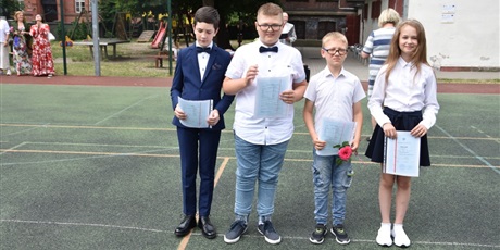 Powiększ grafikę: zakonczenie-roku-szkolnego-2020-2021-285331.jpg