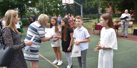 Powiększ grafikę: zakonczenie-roku-szkolnego-2020-2021-285336.jpg