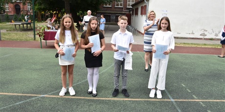 Powiększ grafikę: zakonczenie-roku-szkolnego-2020-2021-285337.jpg