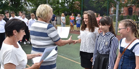 Powiększ grafikę: zakonczenie-roku-szkolnego-2020-2021-285338.jpg