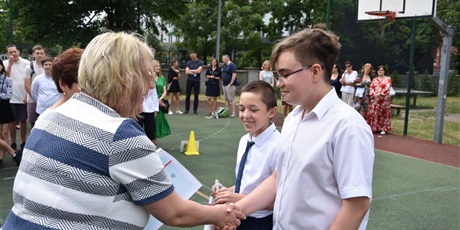 Powiększ grafikę: zakonczenie-roku-szkolnego-2020-2021-285341.jpg