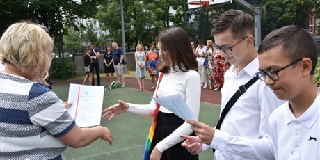 Powiększ grafikę: zakonczenie-roku-szkolnego-2020-2021-285343.jpg