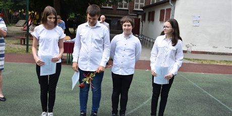 Powiększ grafikę: zakonczenie-roku-szkolnego-2020-2021-285345.jpg