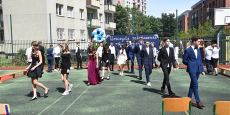 Powiększ grafikę: zakonczenie-roku-szkolnego-2024-25-w-klasach-viii-629647.jpg