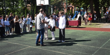 Powiększ grafikę: zakonczenie-roku-szkolnego-2025-2026-705502.jpg